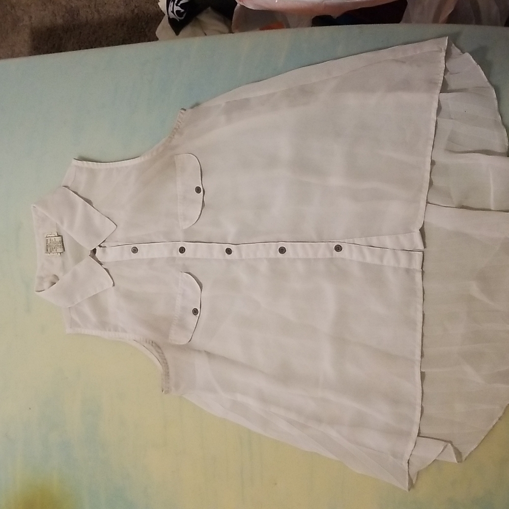 Sleeveless button up top
